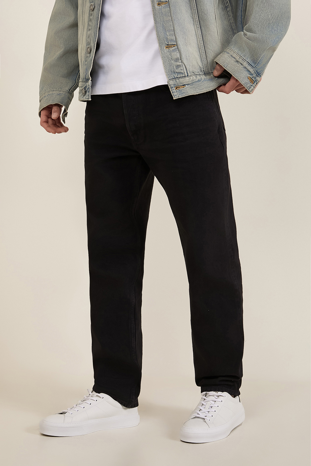 תמונת דוגמן קידמית של מכנסי ג'ינס בגזרה ישרה