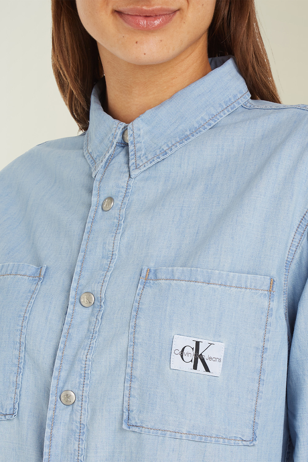 תמונת תקריב דוגמן של חולצת ג'ינס מכופתרת