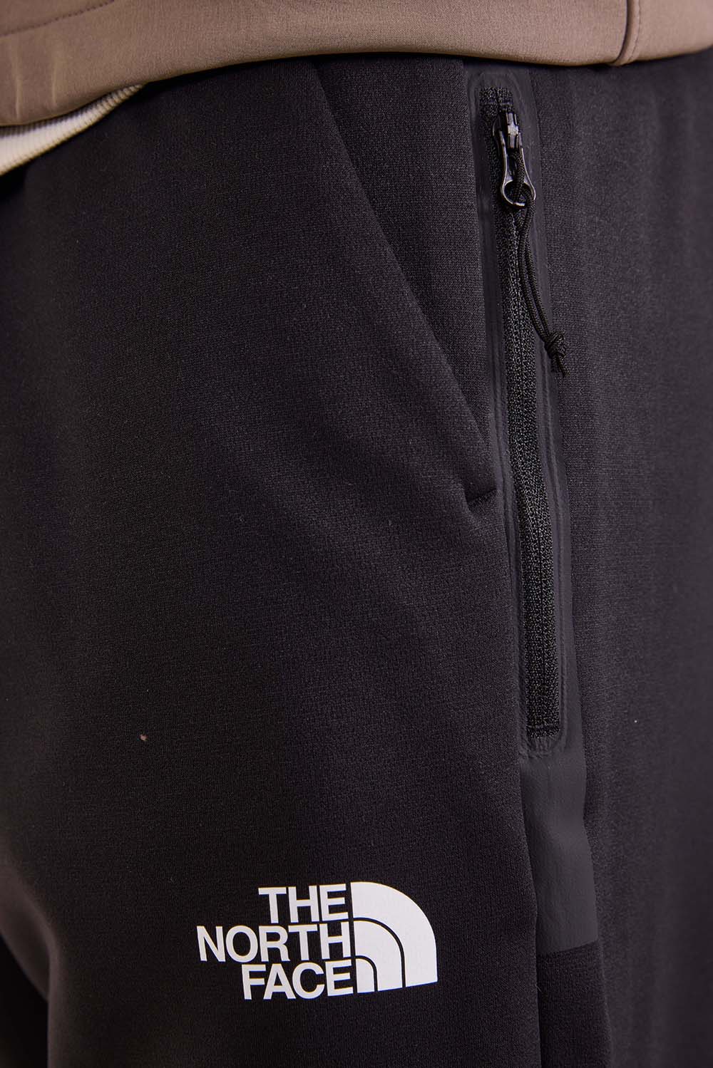 תמונת תקריב דוגמן של מכנסי ג'וגר בגזרה רגילה