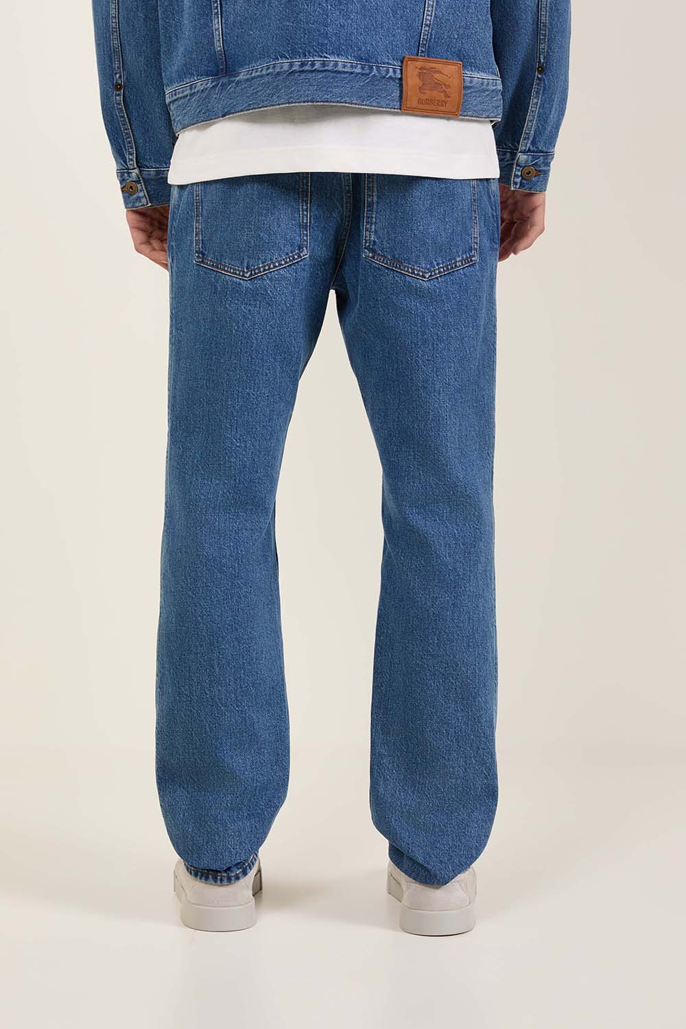 תמונת דוגמן אחורית של מכנסי ג'ינס סלים פיט