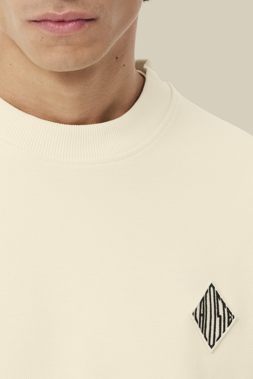 תמונת תקריב דוגמן של סווטשירט PRE LINE