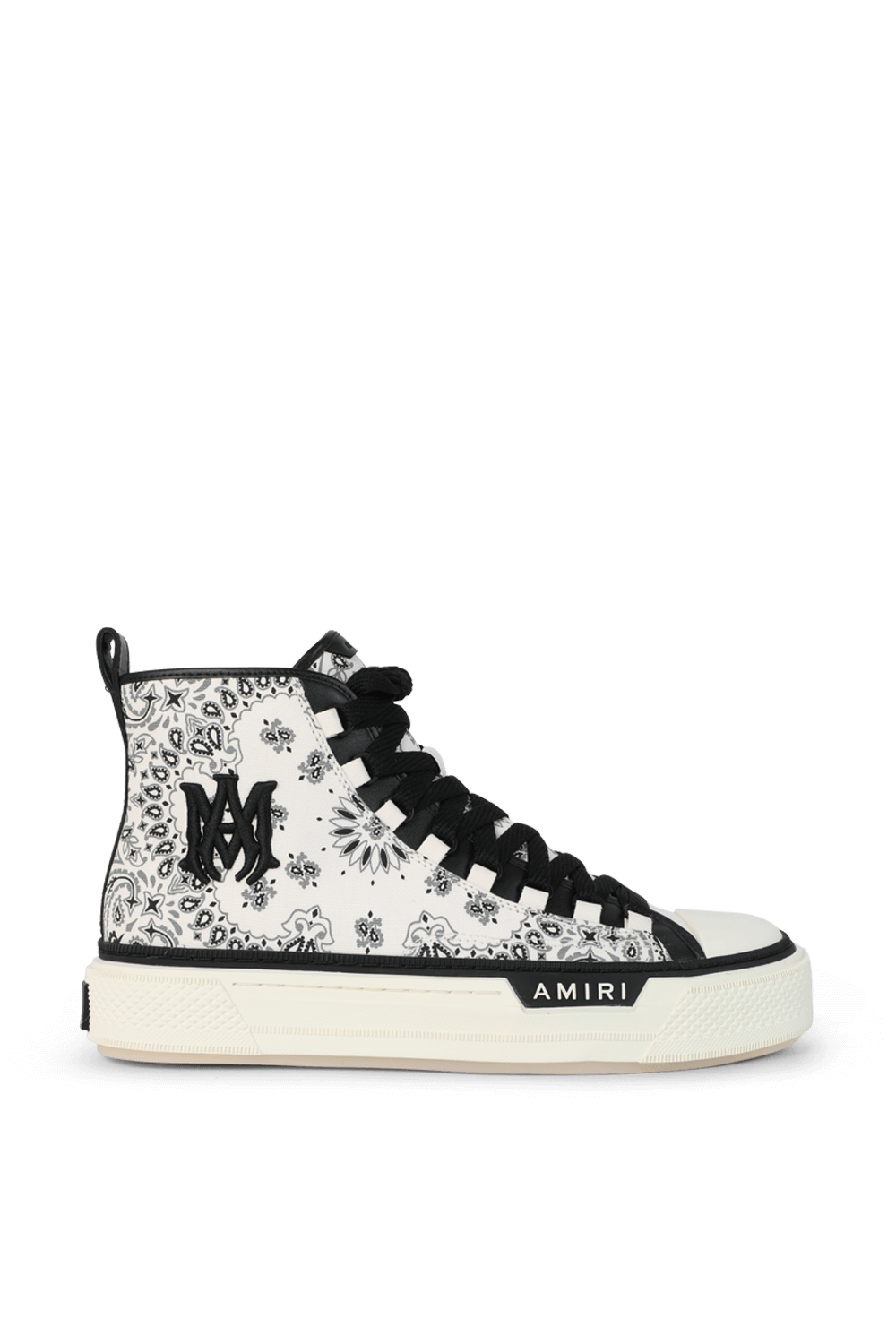 תמונה קידמית של נעלי סניקרס בנדנה