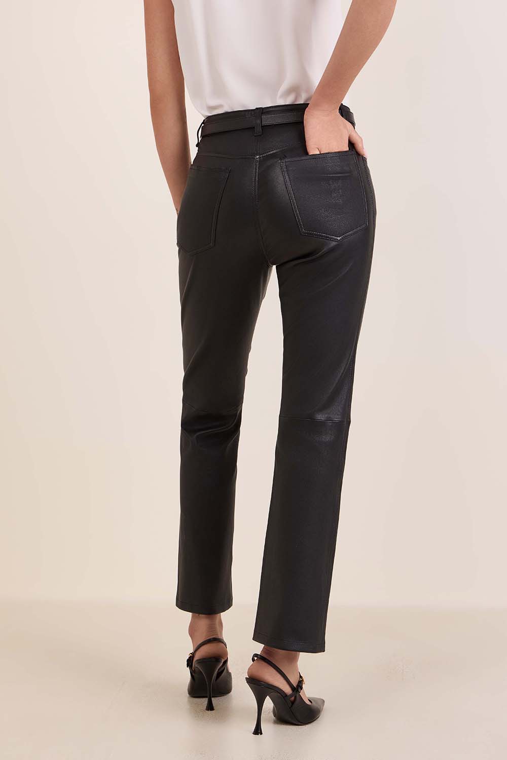 תמונת דוגמן אחורית של מכנסי עור סלים פיט