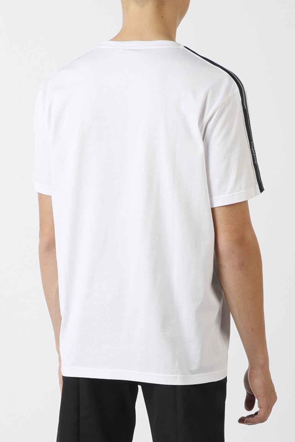 תמונת דוגמן אחורית של חולצת טי לבנה עם טייפים שחורים