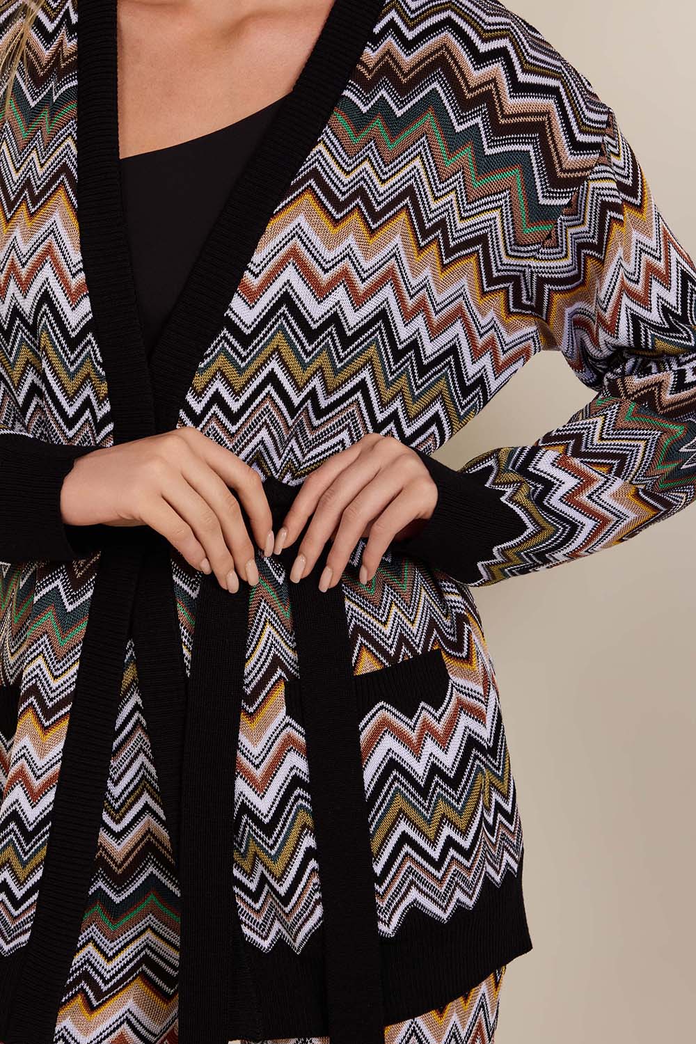 תמונת תקריב דוגמן של קרדיגן צמר וויסקוזה