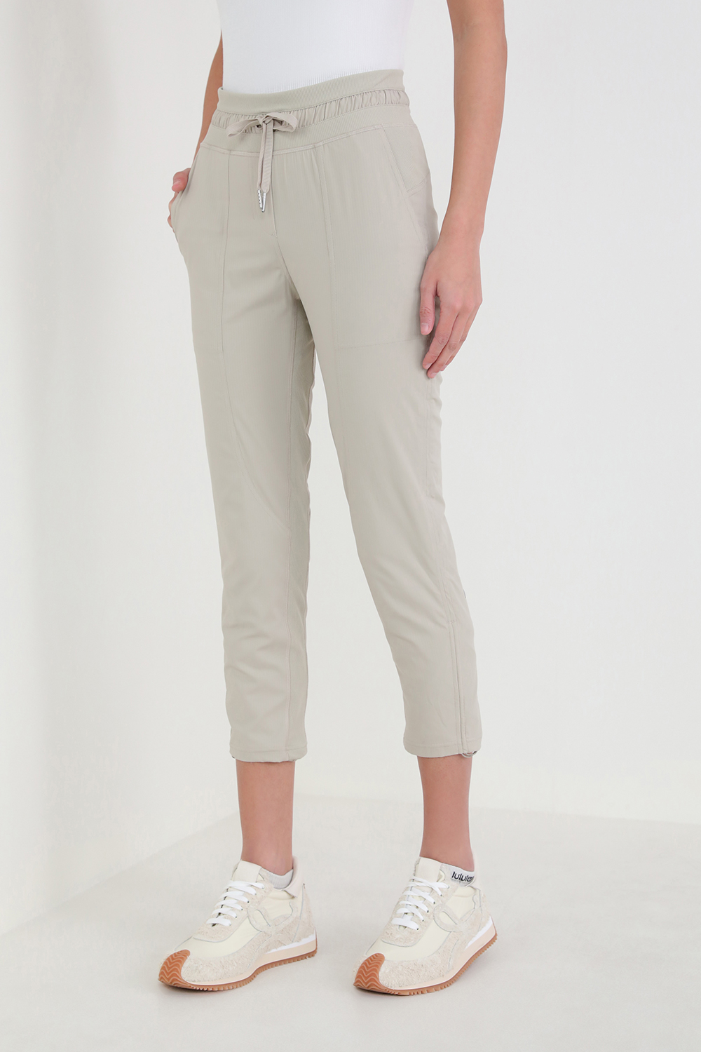 תמונת דוגמן קידמית של Dance Studio Mid-Rise Crop Jogger