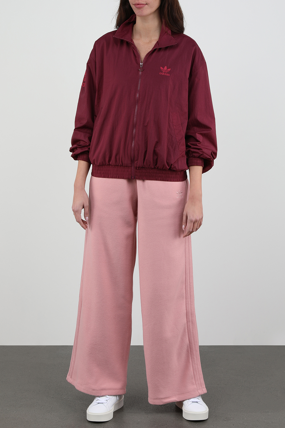 תמונת דוגמן קידמית של נעלי סניקרס סטאן סמיט בונגה