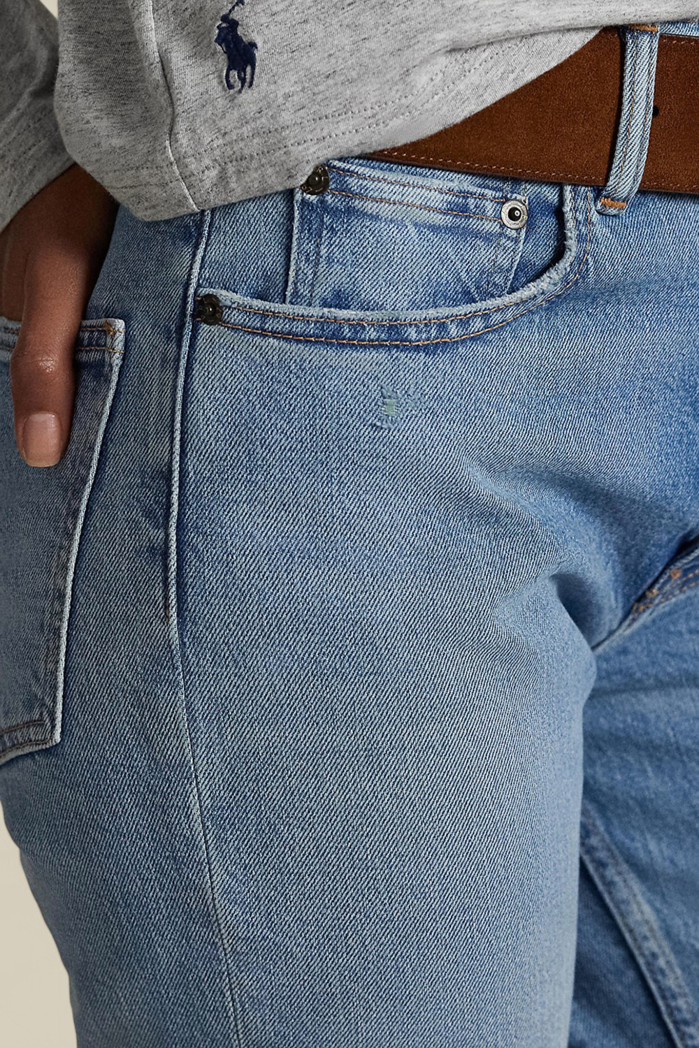 תמונת תקריב דוגמן של מכנסי ג'ינס בוט קאט בגזרה מתרחבת