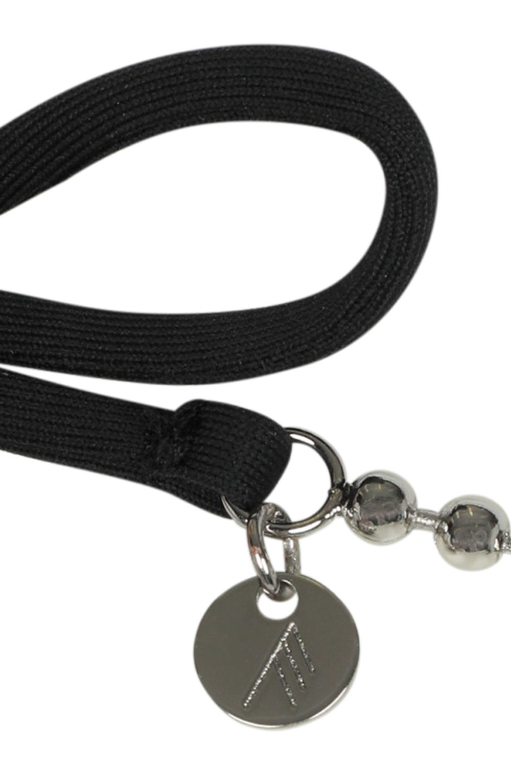 תמונת פנים של סט בגד ים בקיני שחור עם שרשרת כסופה