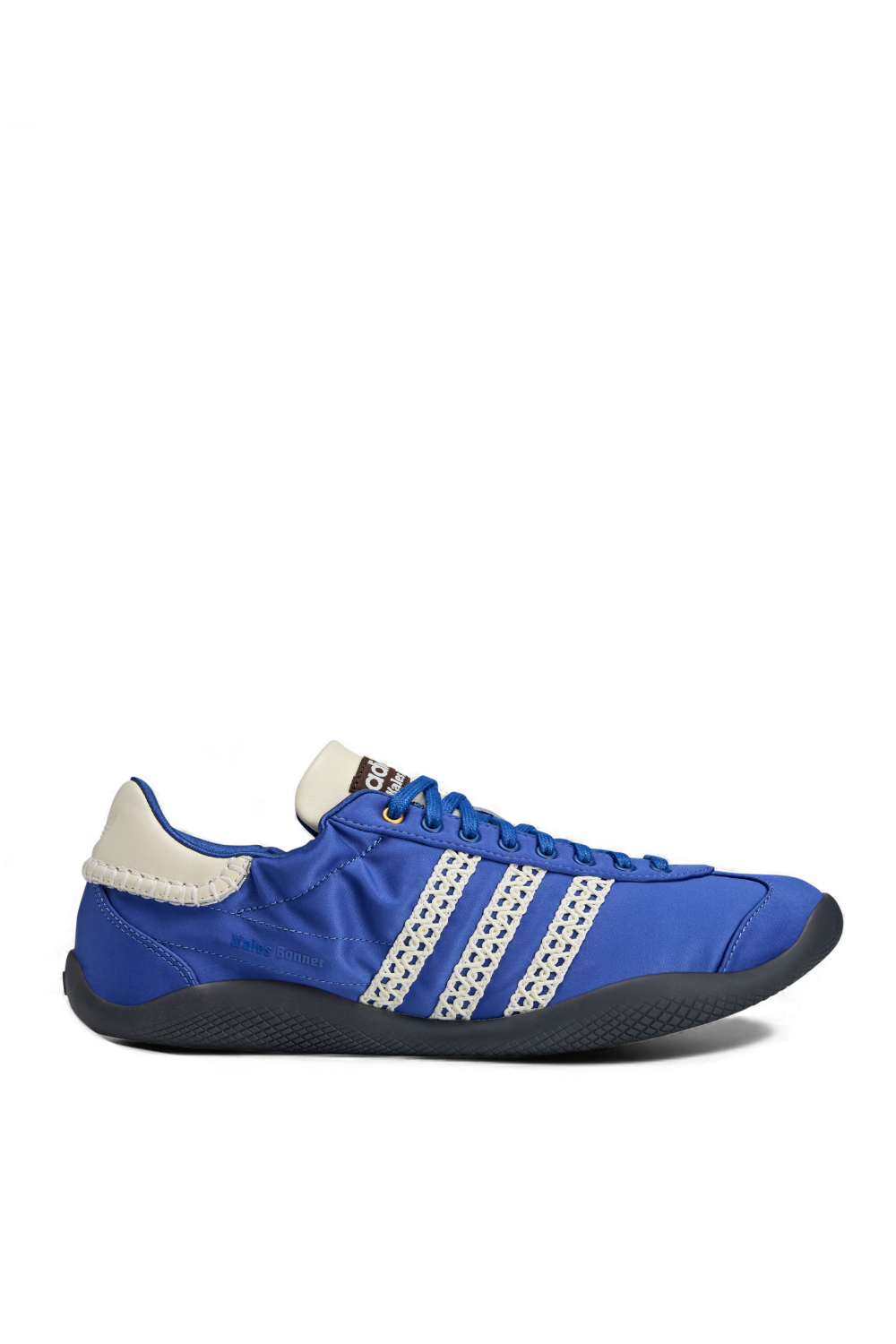 תמונה קידמית של נעלי סניקרס