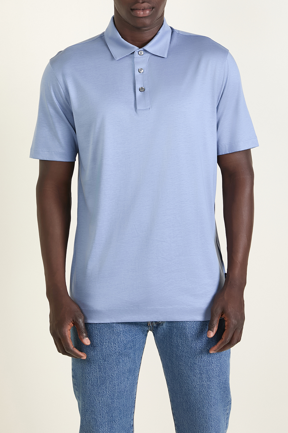 תמונת דוגמן קידמית של חולצת פולו קצרה