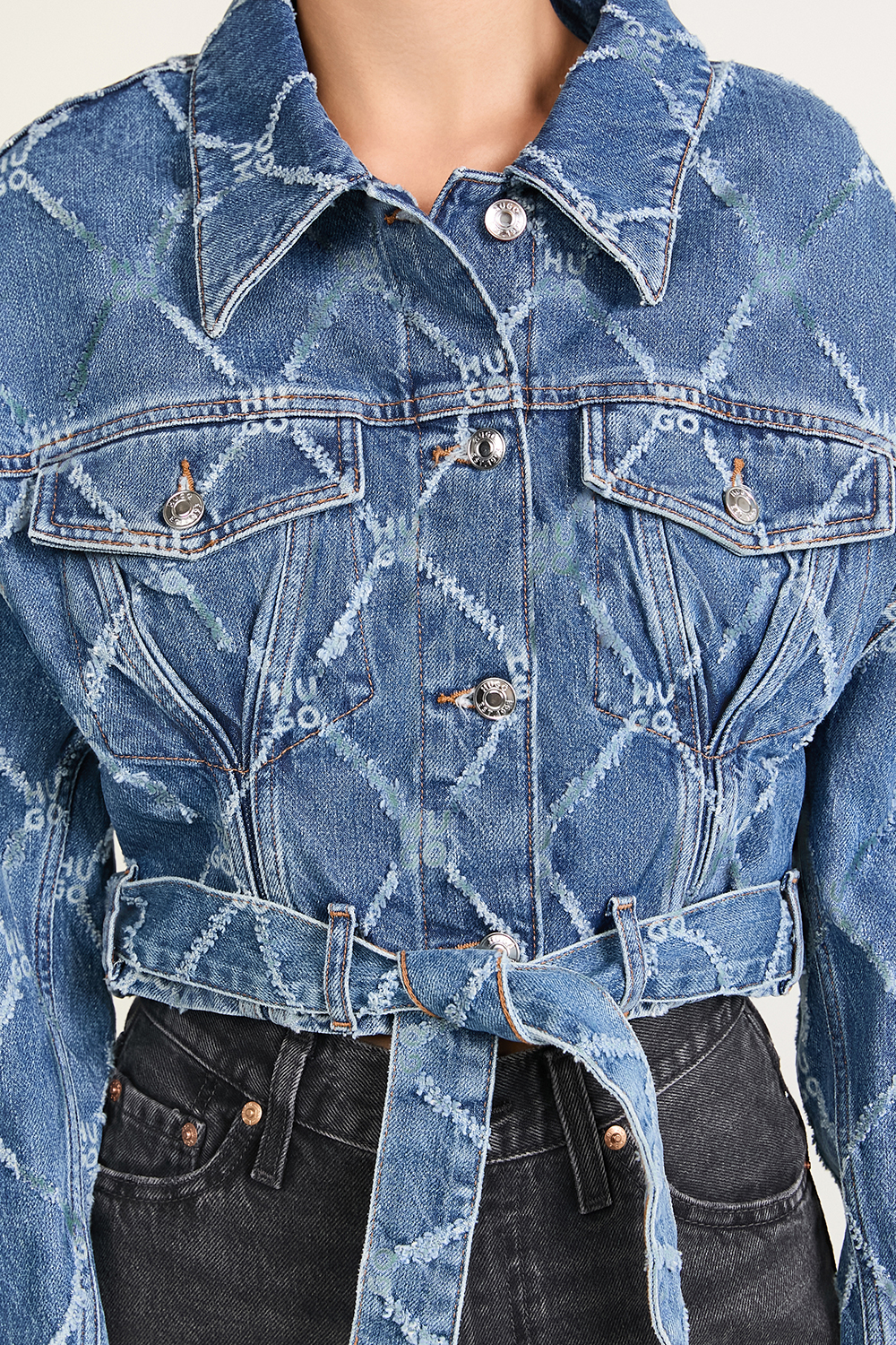 תמונת תקריב דוגמן של ז'קט ג'ינס קרופ