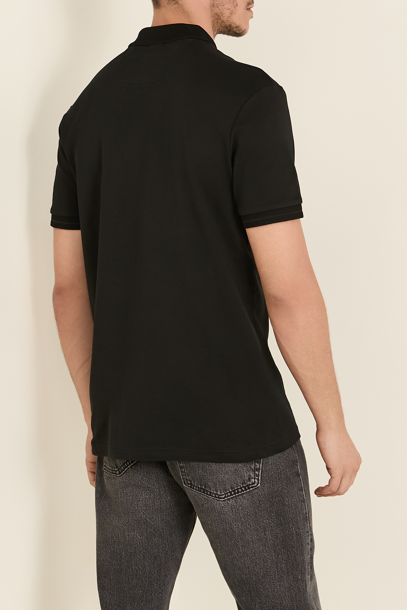 תמונת דוגמן אחורית של חולצת פולו קצרה סלים