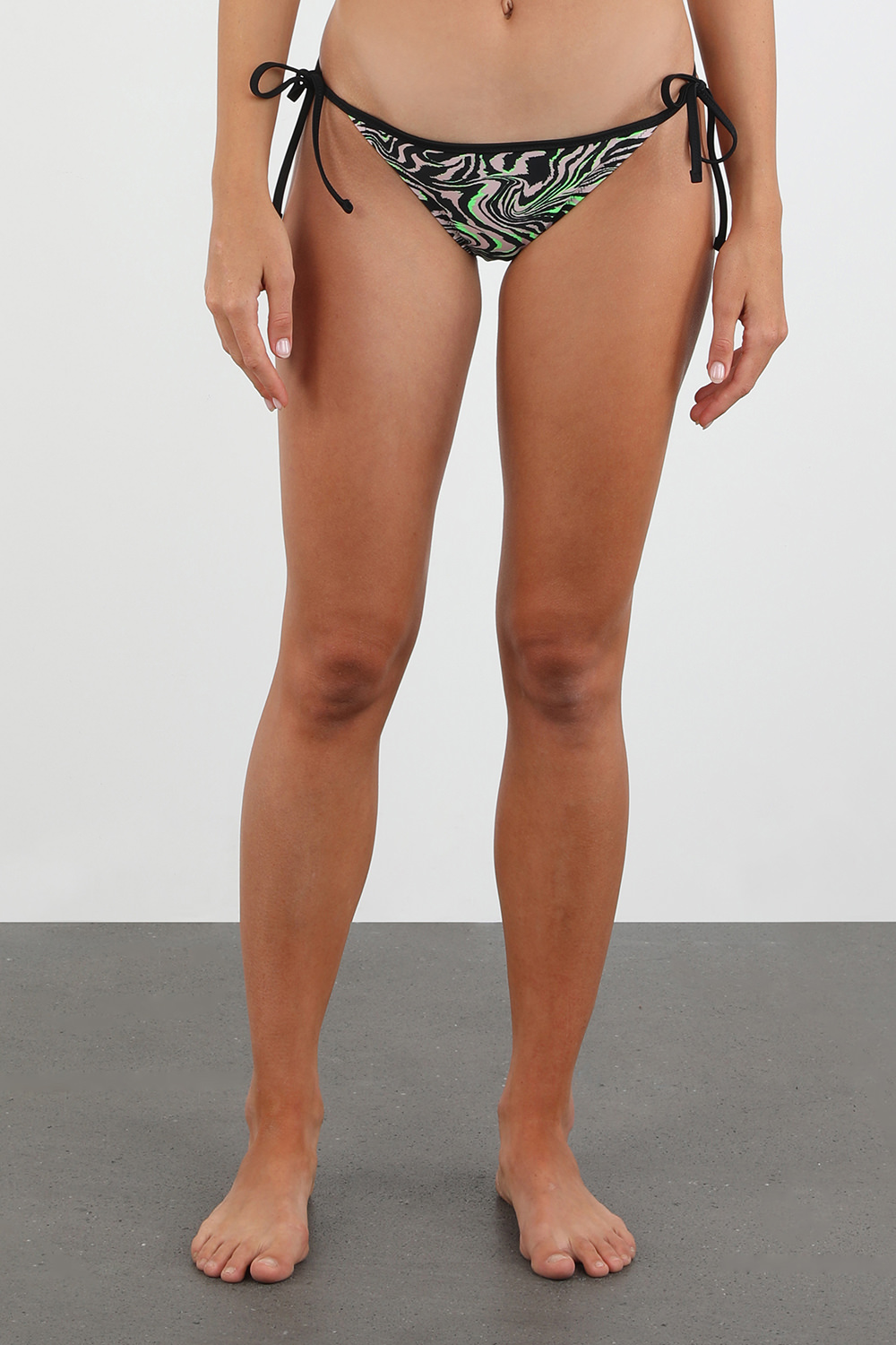 תמונת דוגמן קידמית של Zebra Bikini Bottom in Black and Green