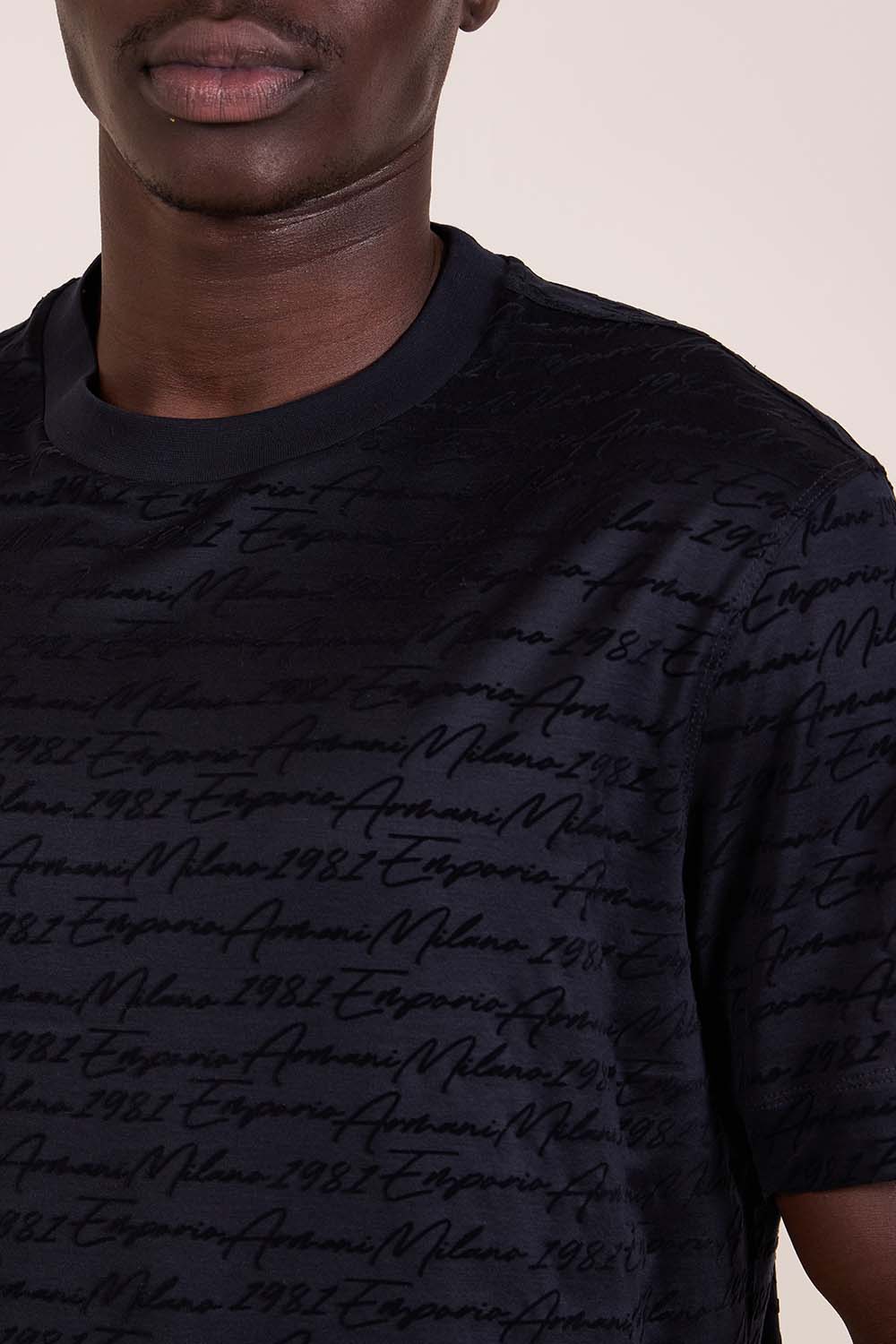 תמונת תקריב דוגמן של חולצת טי