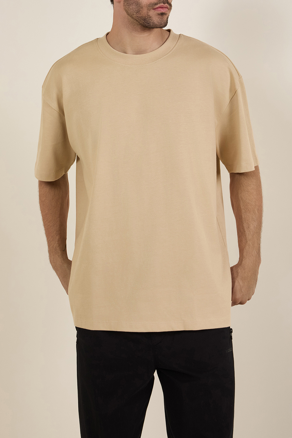 תמונת דוגמן קידמית של חולצת טי