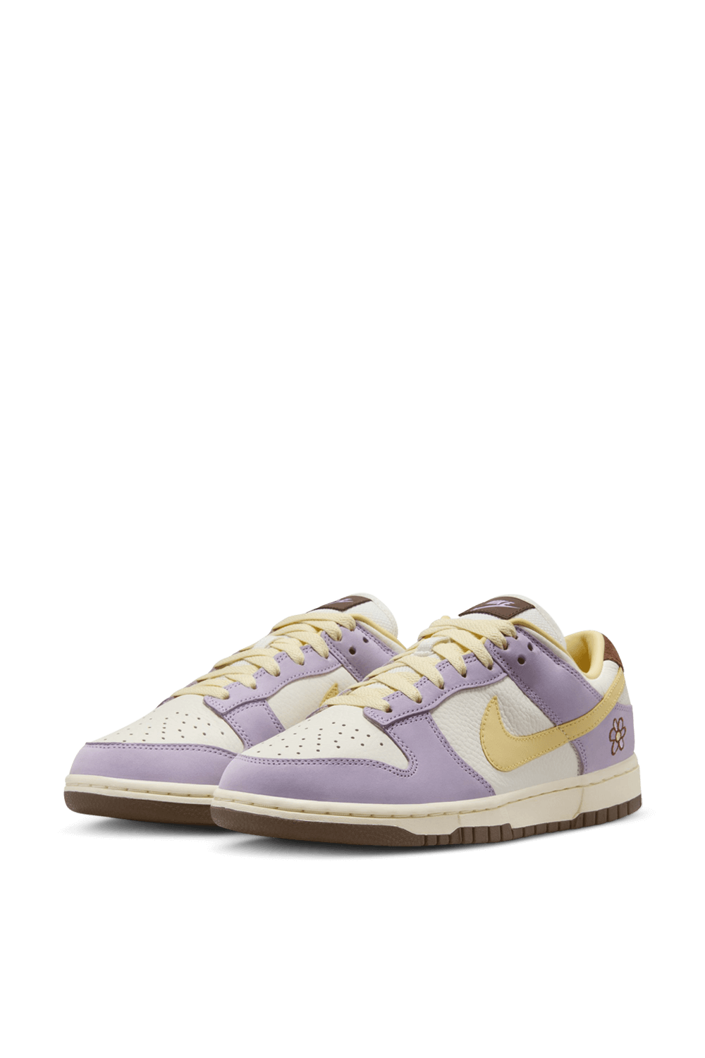 תמונת תקריב של נעלי סניקרס דאנק