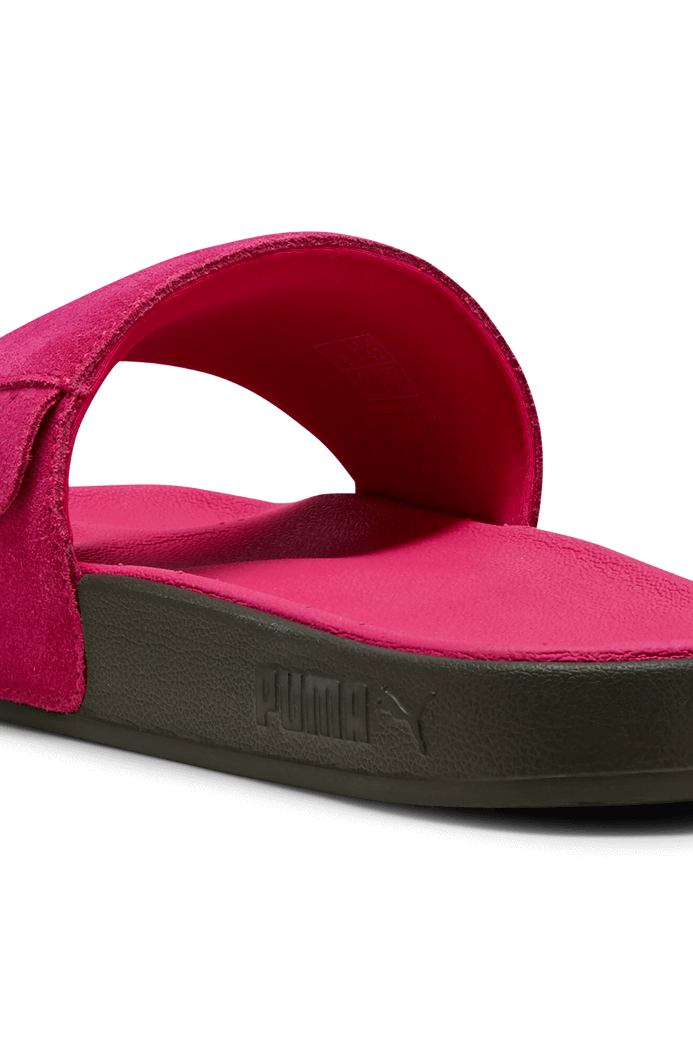 תמונת תקריב של כפכפי סליידס