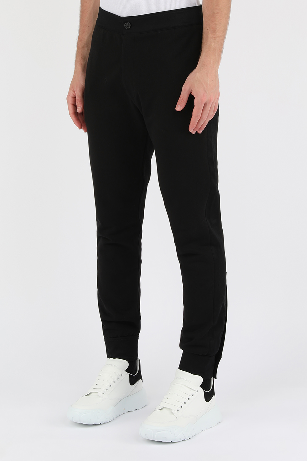 תמונת דוגמן קידמית של מכנסי טרנינג שחורים אלגנטיים