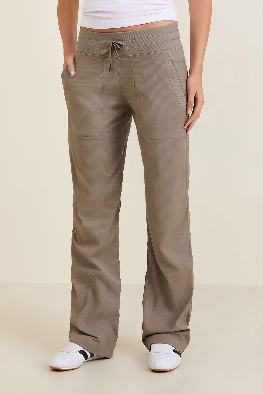 תמונת דוגמן קידמית של Dance Studio Mid-Rise Pant *Regular