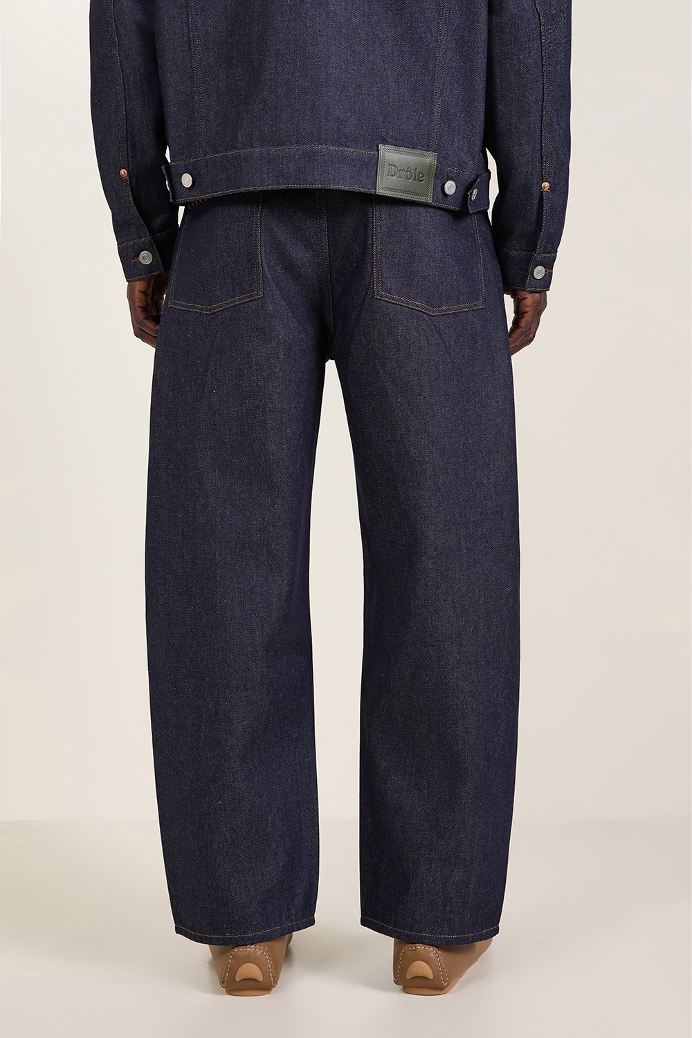 תמונת תקריב דוגמן של מכנסי גינס בגזרת באגי