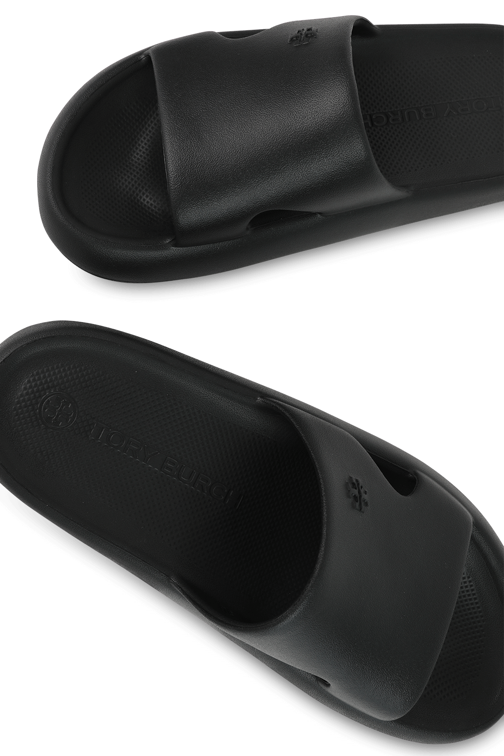 תמונת תקריב של כפכפי גומי בצבע שחור