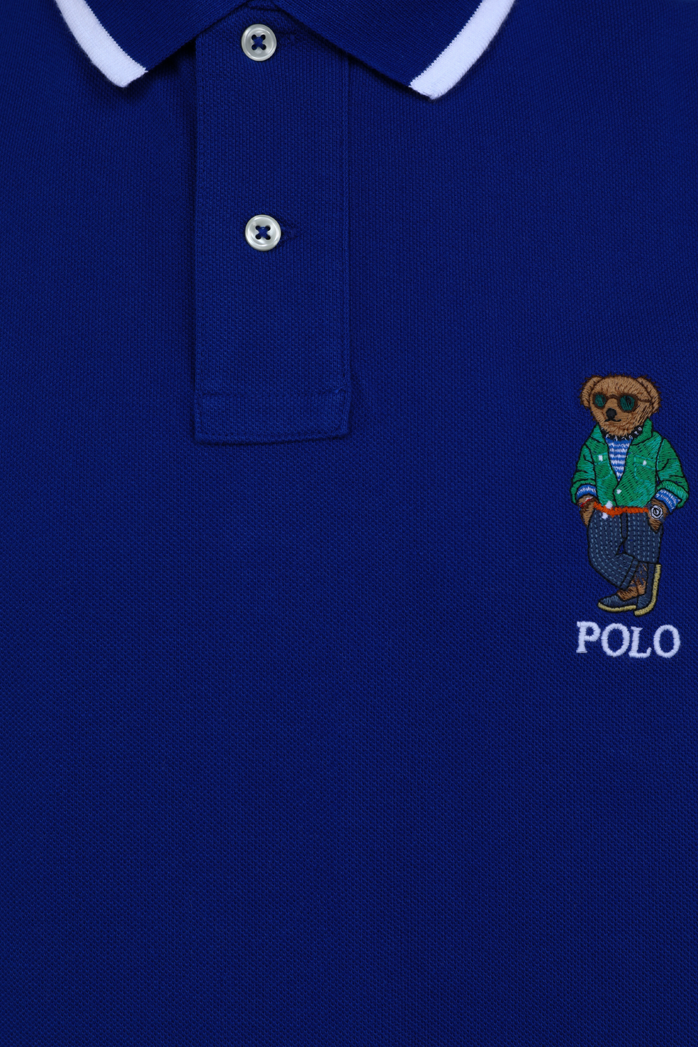תמונה אחורית של חולצת פולו כחולה עם דובי רקום