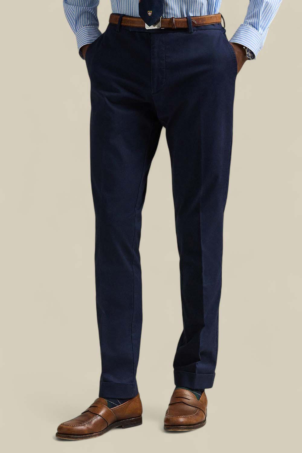 תמונת דוגמן קידמית של מכנסי צ'ינו