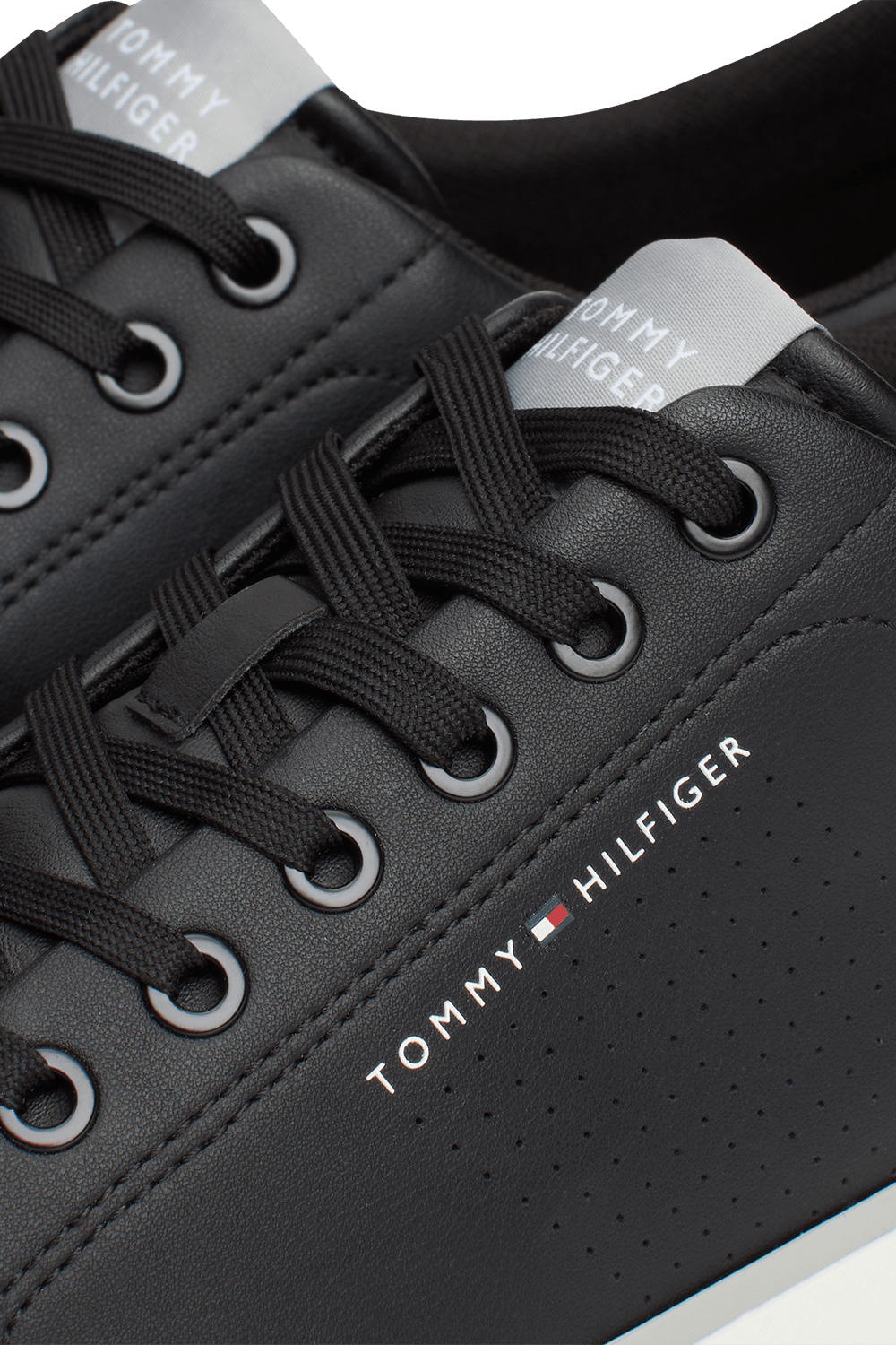 תמונת פנים של נעלי סניקרס