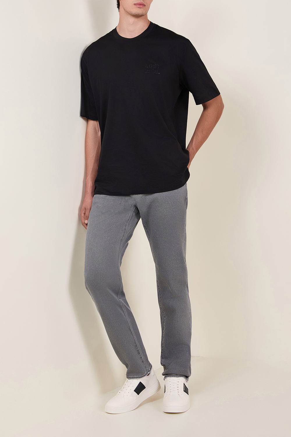 תמונת דוגמן קידמית של נעלי סניקרס