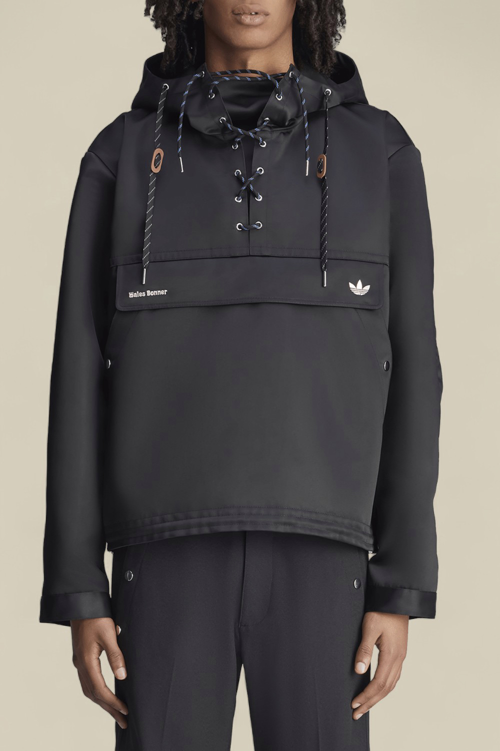 תמונת דוגמן קידמית של אדידס X וולס בונר סווטשירט קפוצ'ון