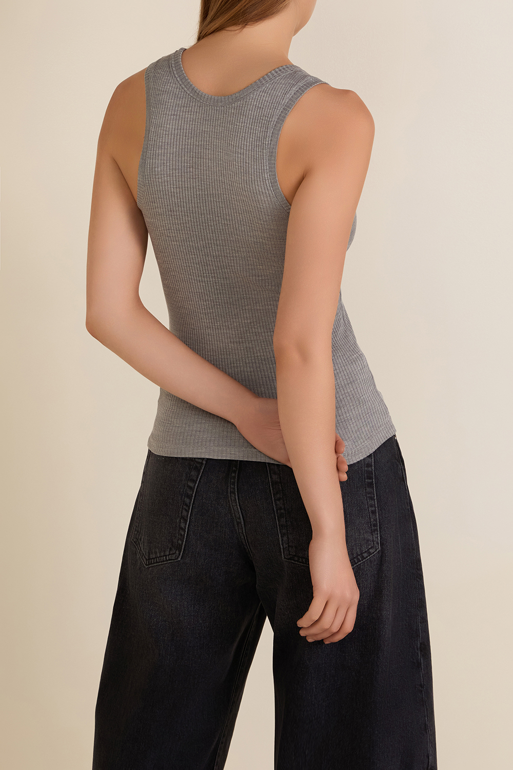 תמונת דוגמן אחורית של גופיית ריב משי