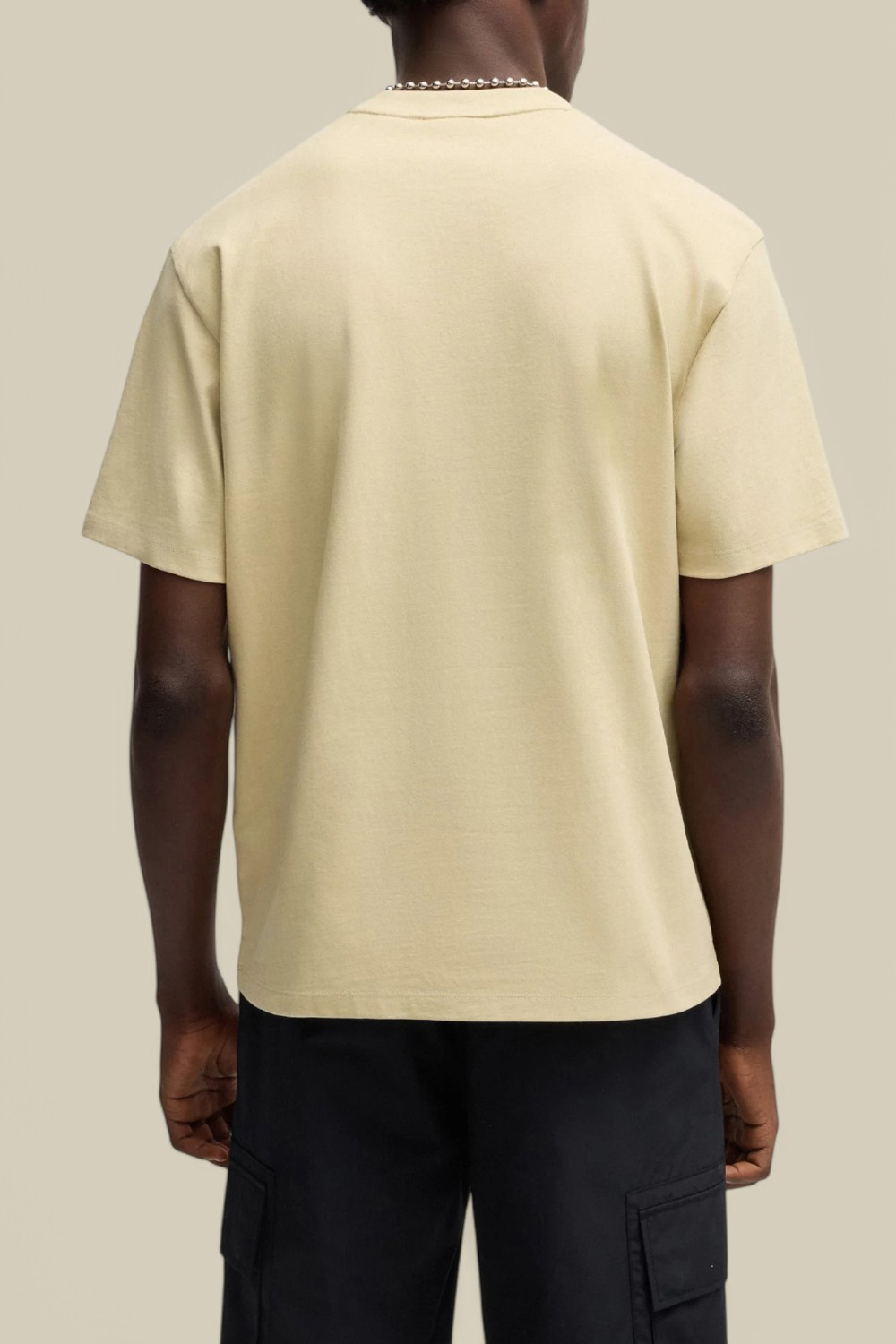 תמונת דוגמן אחורית של חולצת טי