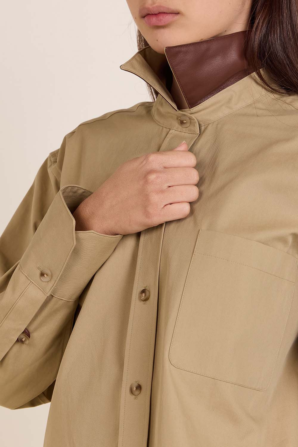 תמונת תקריב דוגמן של חולצה מכופתרת אוברסייז