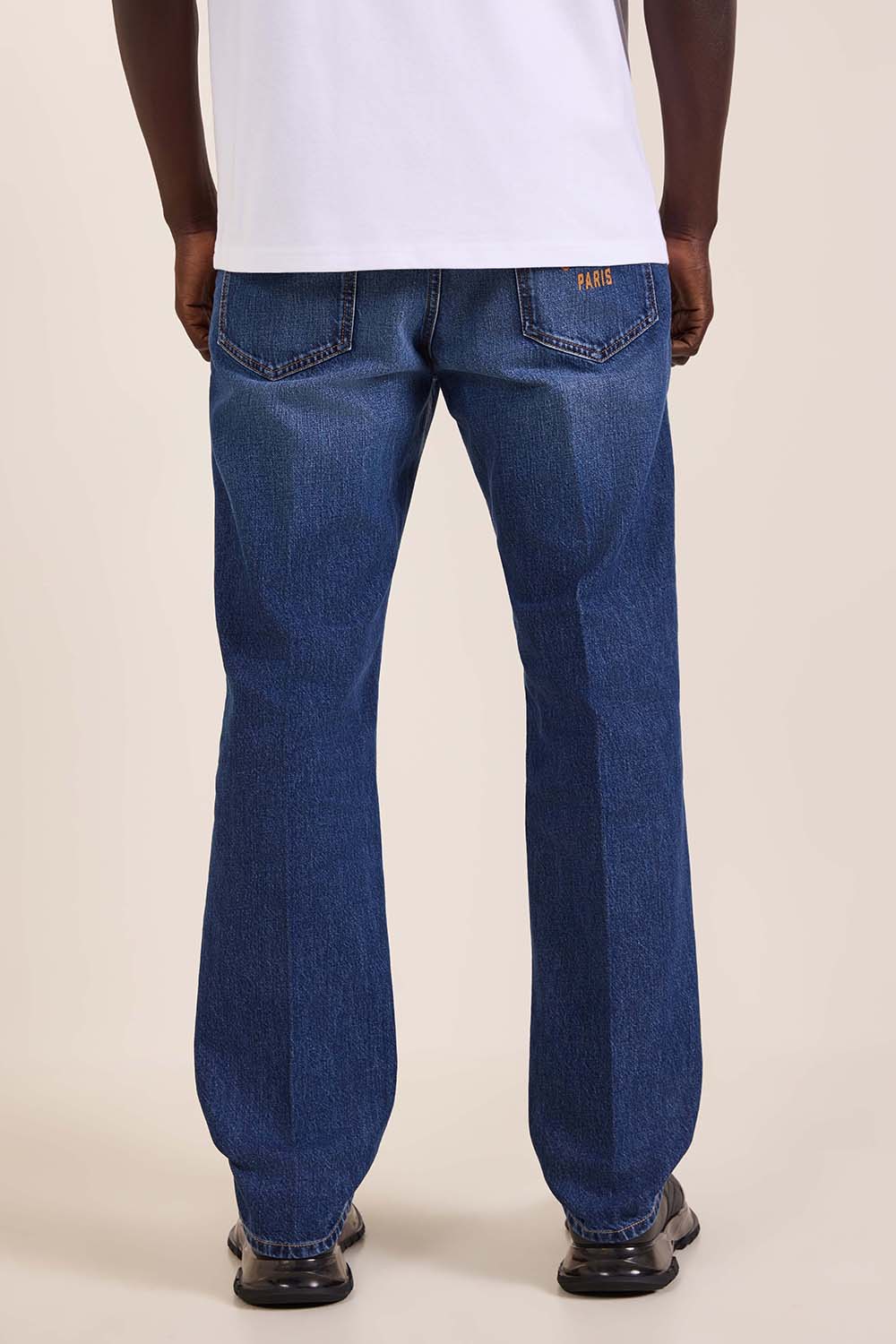 תמונת דוגמן אחורית של מכנסי ג'ינס ישרים