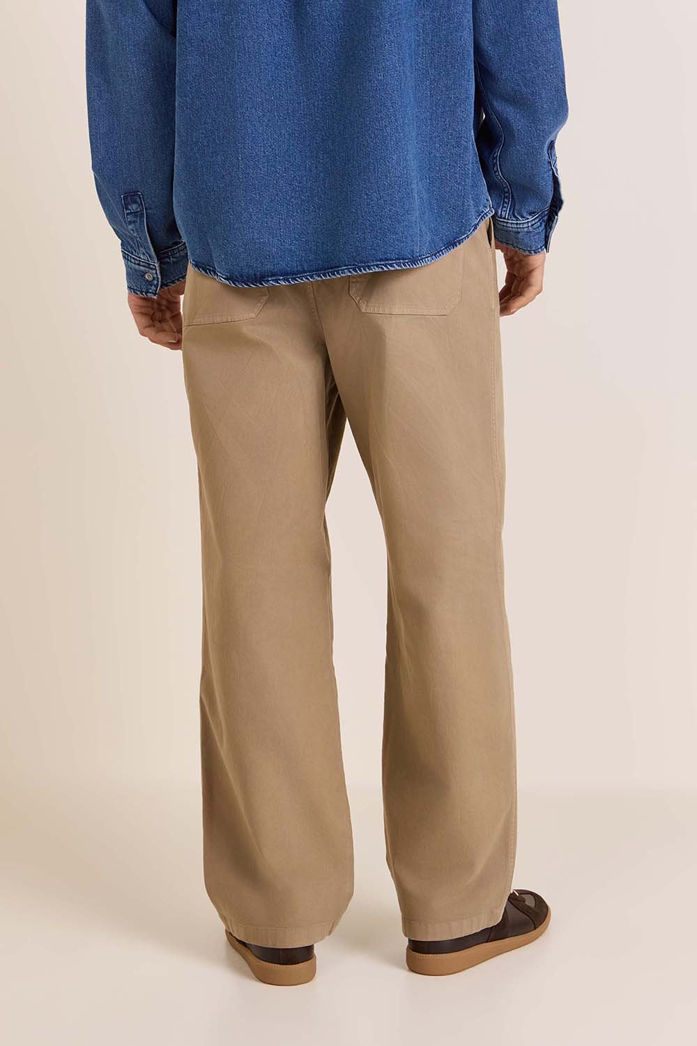 תמונת דוגמן אחורית של מכנסי צ'ינו