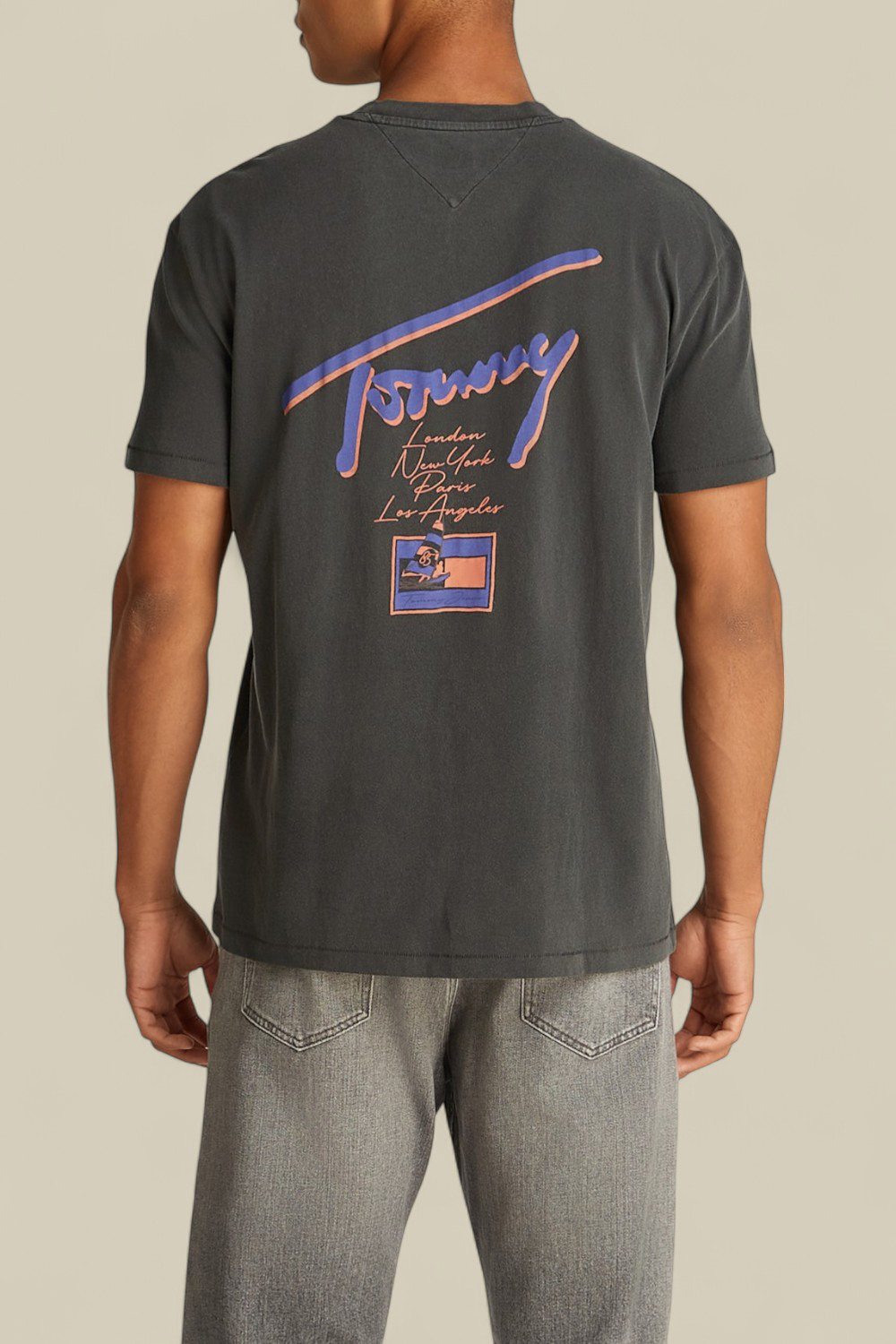 תמונת דוגמן אחורית של חולצת טי