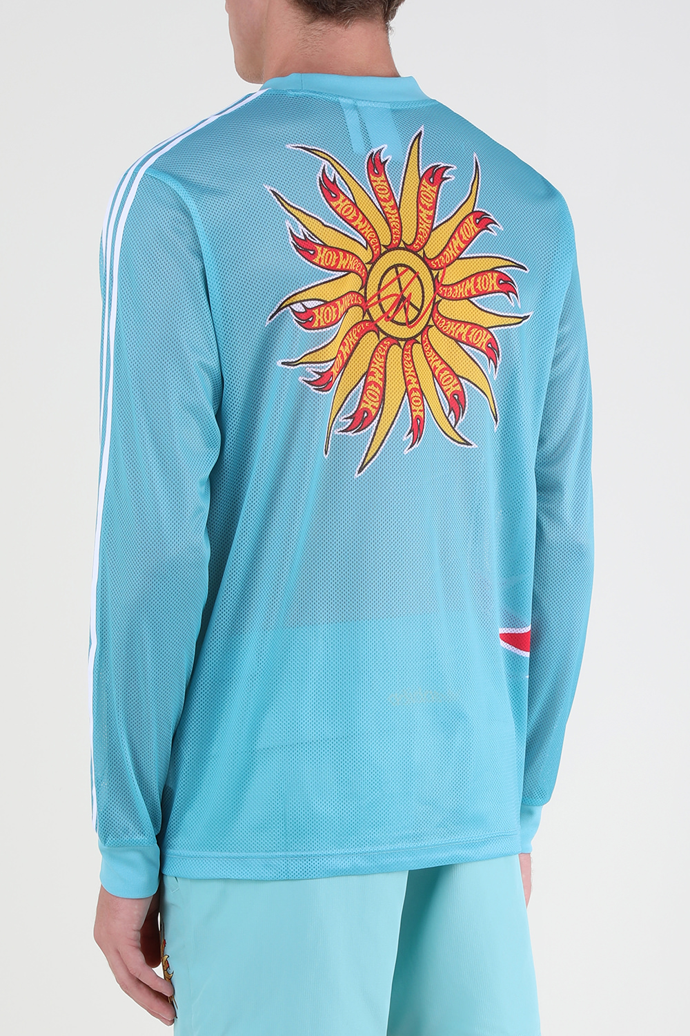 תמונת דוגמן אחורית של אדידס X שון ווטרספון והוט הילס חולצת רשת ארוכה