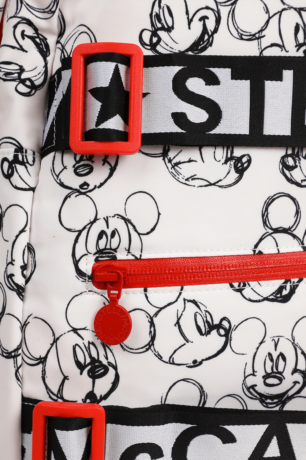 תמונת תקריב של סטלה מקרטני X דיסני תיק גב מיקי מאוס