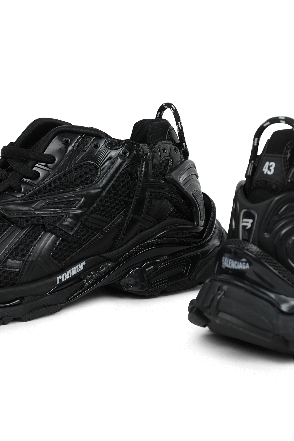 תמונת תקריב של נעלי ספורט עם שילובי טקסטורות בגוון שחור