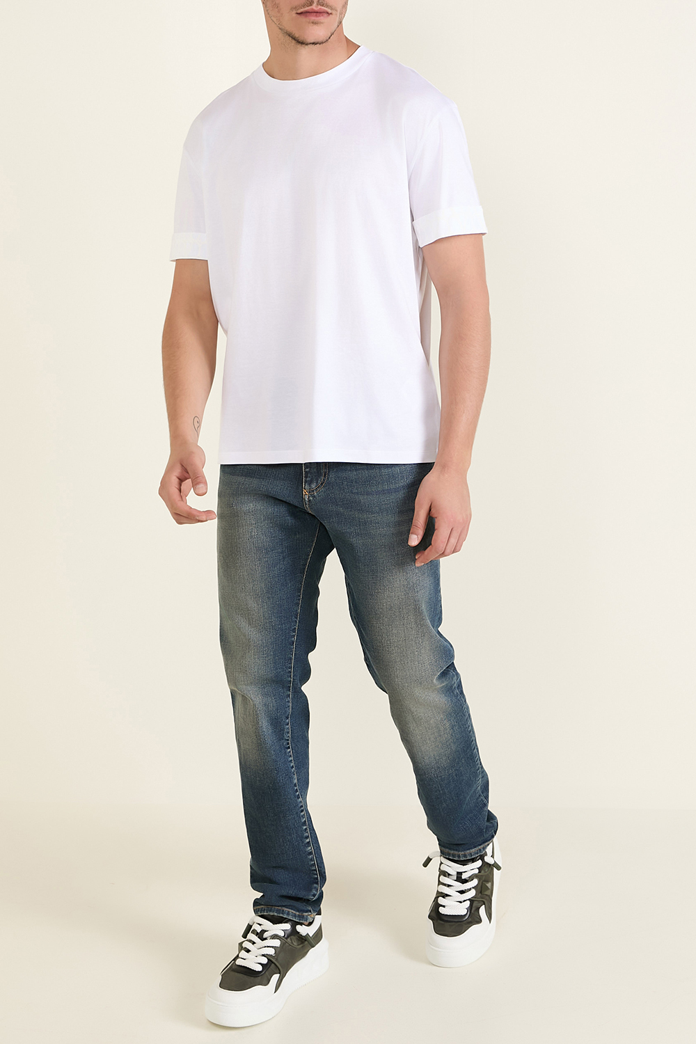 תמונת דוגמן קידמית של נעלי סניקרס