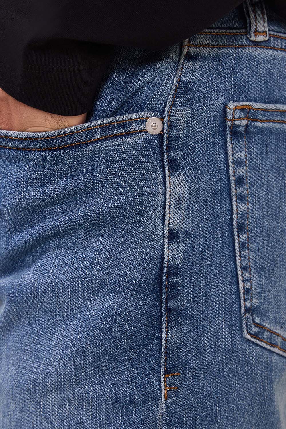 תמונת תקריב דוגמן של מכנסי ג'ינס בגזרה ישרה