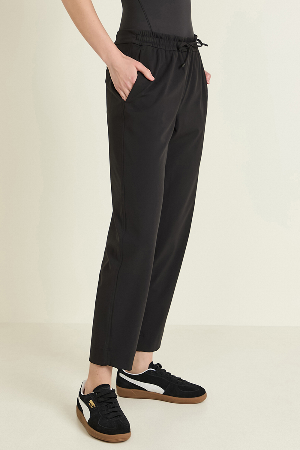 תמונת דוגמן קידמית של Tapered-Leg Mid-Rise Pant 7/8 Length Luxtreme