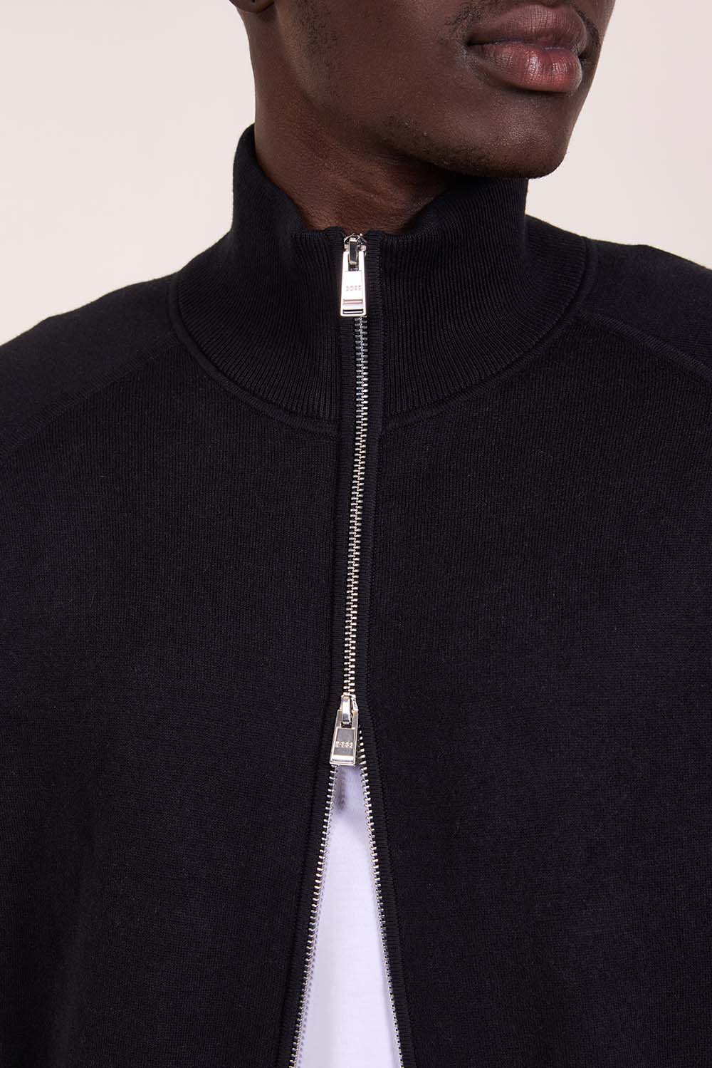 תמונת תקריב דוגמן של קרדיגן כותנה וצמר