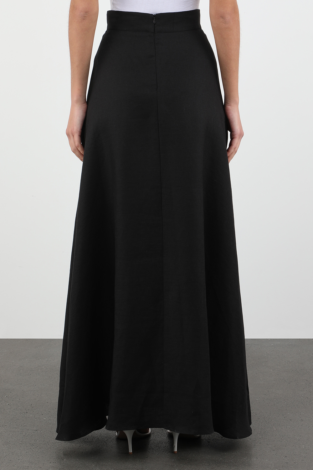 תמונת דוגמן אחורית של חצאית מקסי גרנדה בגוון שחור