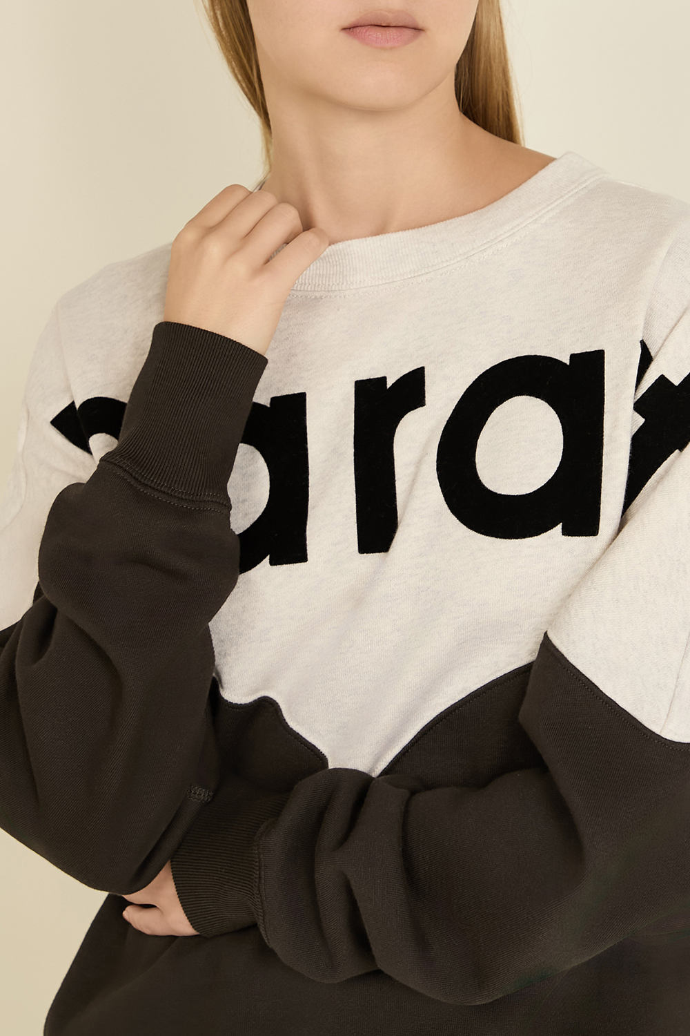 תמונת תקריב דוגמן של סווטשירט עם צווארון מעוגל