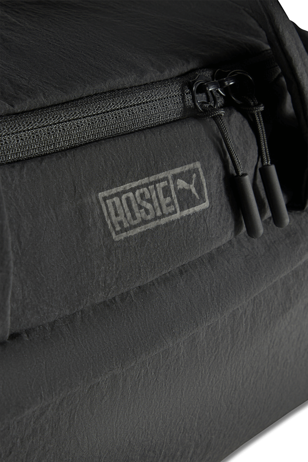 תמונת תקריב של תיק דאפל פומה X רוזה