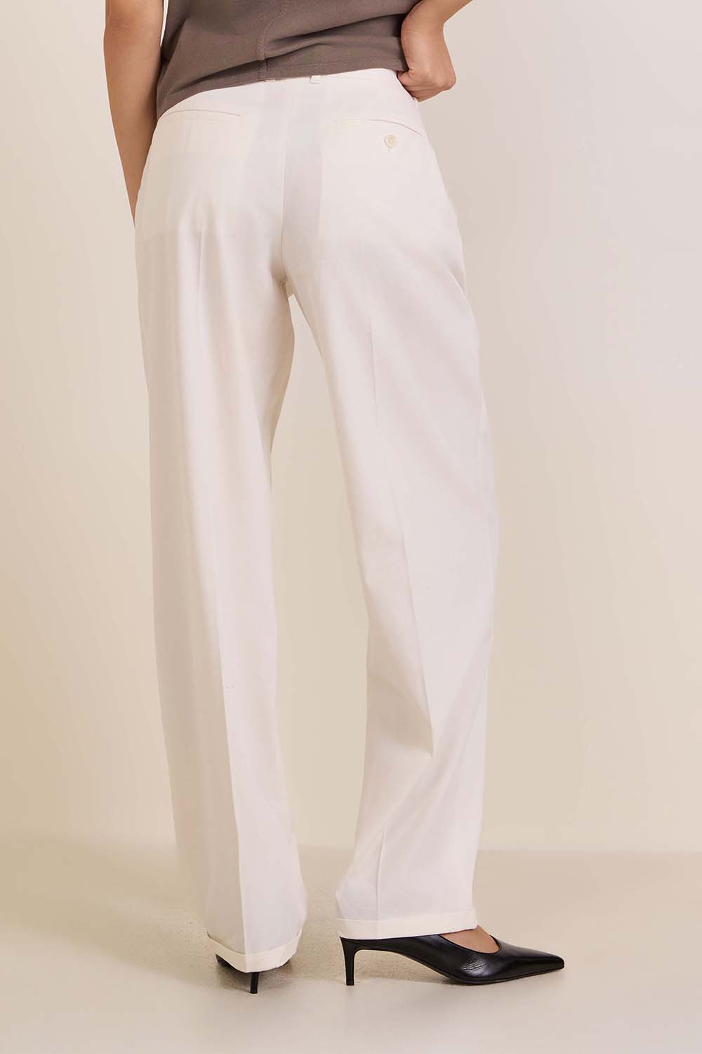 תמונת דוגמן אחורית של מכנסיים מחוייטים