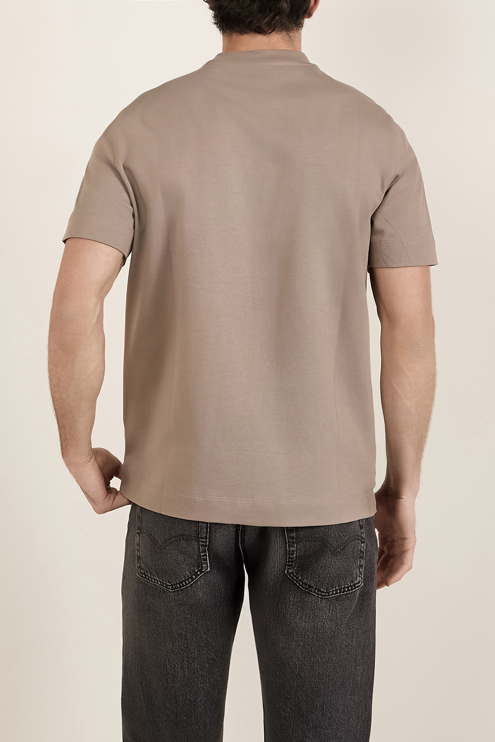 תמונת דוגמן אחורית של חולצת טי