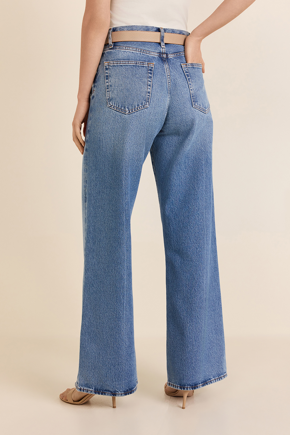 תמונת דוגמן אחורית של מכנסי ג'ינס ישרים